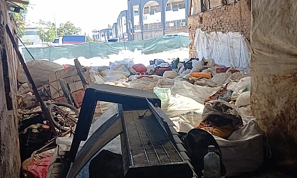 Malatya'da Hindistan'ı aratmayan görüntü: Hurdaların arasında kayısı depolamışlar!