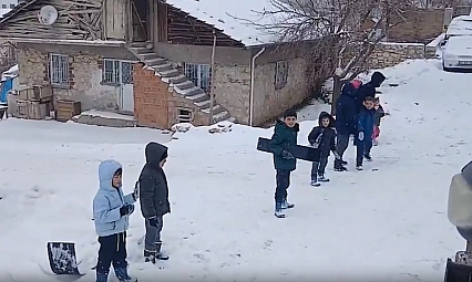 Malatya'da kar direnişi: Çocuklar iş makinesini durdurdu
