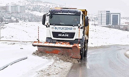Malatya'da karla mücadele sürüyor