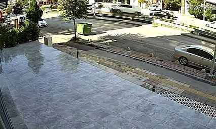 Malatya'da Minibüs Refüjü Aştı, Motokurye Son Anda Kurtuldu