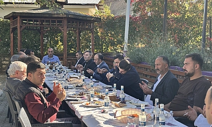 Muhtarlara yemek verildi