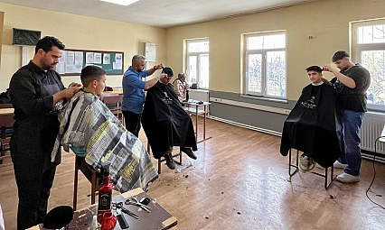 Malatya'da öğrencilere sosyal destek: Ücretsiz saç tıraşı ve kırtasiye