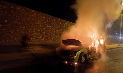 Malatya'da Seyir Halindeki Hafif Ticari Araç Alev Alev Yandı