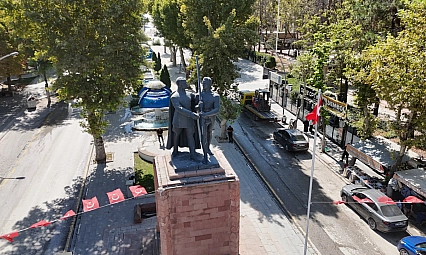 Malatya'da sıra dışı eylem: Heykele pantolon giydirmek istediler!