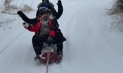 Traktör arkasında karda 'sörf'