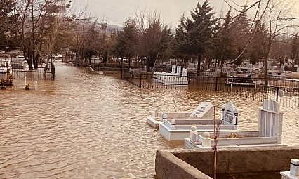 Mezarlık sular altında kaldı