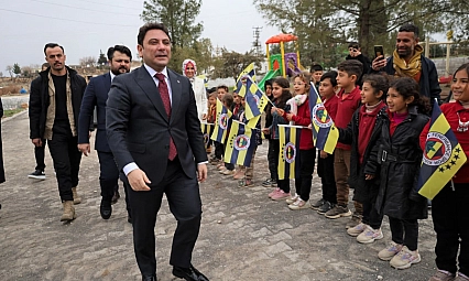 Öğrenciler kaymakamı Fenerbahçe bayraklarıyla karşıladı