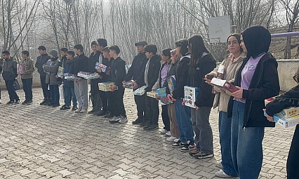 Öğrencilerden dostluk köprüsü: 130 kilometre öteye hediye taşıdılar...