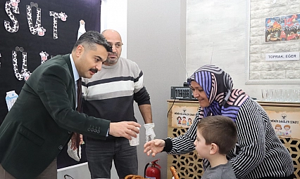 Öğrencilere süt ve simit ikramı