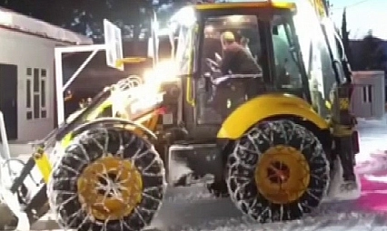 Öğrencileri için kepçe kullandı: