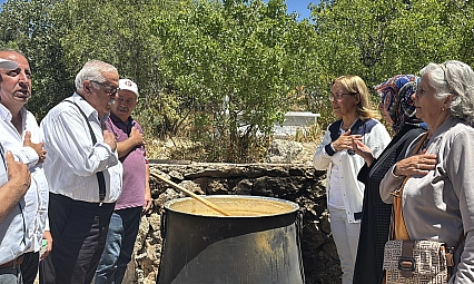 Onar'da aşure sofrası gönülleri buluşturdu