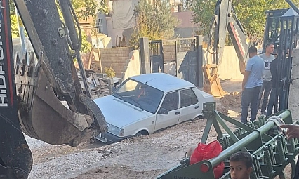 Otomobil alt yapı çukurunda mahsur kaldı