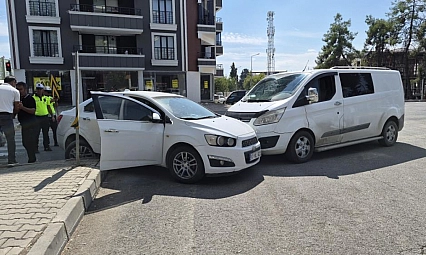 Otomobil ile hafif ticari araç çarpıştı: 1 yaralı