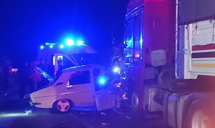 Otomobil tırlarla çarpıştı: 1 ölü, 1 yaralı