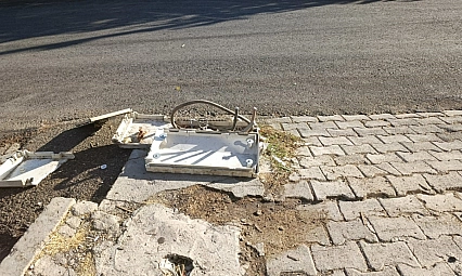 Elektrik kabloları tehlike saçıyor