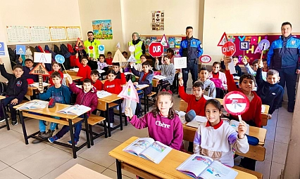 Polisi miniklere trafik eğitimi verdi