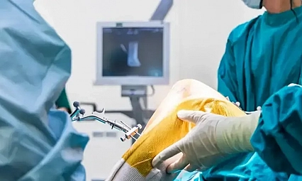 Prof. Dr. Demirörs Açıkladı: Robotik Cerrahi ile Protez Ömrü Uzuyor