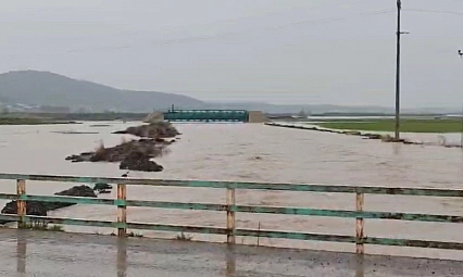 Sağanak sonrası ev ve tarlaları su bastı