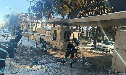 Şahinbey Belediyesi okul etraflarını ve yollarını temizledi