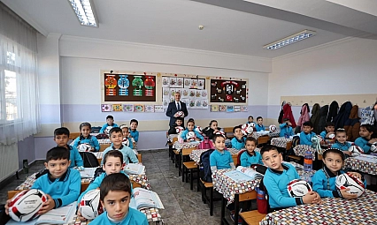 Şahinbey'den okulunu temiz tutan öğrencilere futbol topu hediye