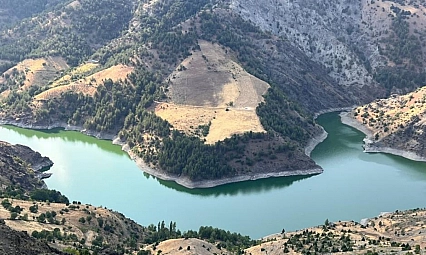 Sarıgüzel Barajı ve çevresindeki dağlar manzarasıyla hayran bırakıyor