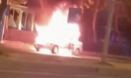 Seyir halindeki otomobil alev topuna döndü