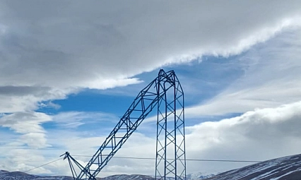 Şiddetli rüzgar çatıları uçurdu!