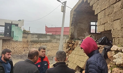 Şiddetli yağış bir evi yıktı