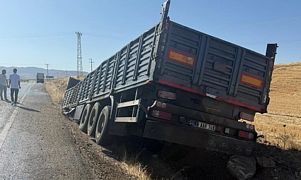 Tır kasası yol kenarına savruldu