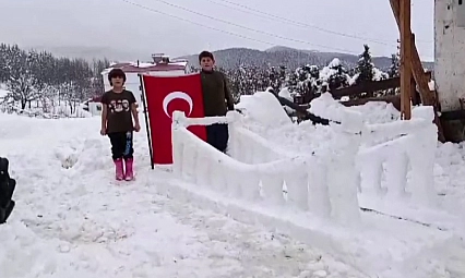 Soğuk havada yürek ısıtan görüntü: Şehitler unutulmadı...