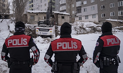 Suçluların uğrak noktasıydı: Metruk binalar yıkılıyor