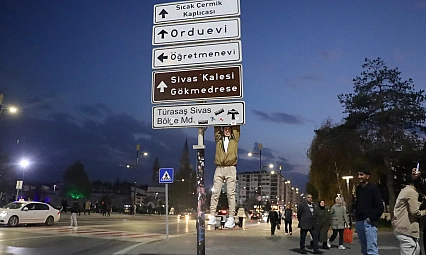 Tabelalara asılma hareketi yayılıyor: 'Maymun gibi tırmanıyorlar'