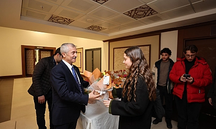 Tahmazoğlu, YKS'de ilk bine giren gençlerle buluştu