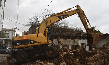 Tehlike oluşturan metruk evler bir bir yıkılıyor