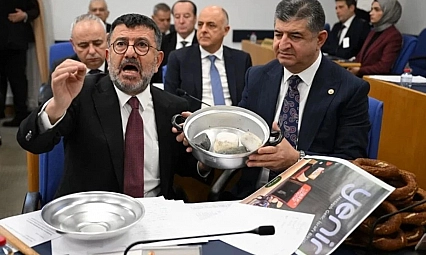 Tencerede yemek değil taş kaynıyor!