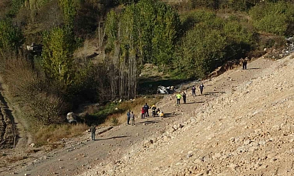 Malatya'da kaza: Ters yöne giden araç dere yatağına uçtu