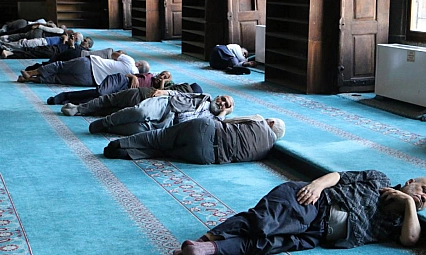 Turistler sıcak havadan korunmak için camilere sığındı