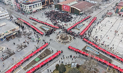 Türk bayraklarıyla yürüyüş