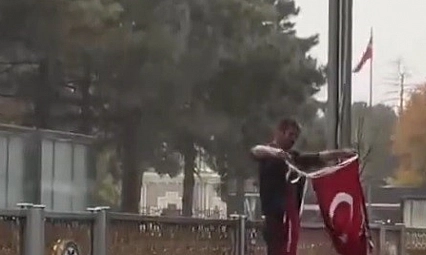 Vatandaşın bayrak hassasiyeti duygulandırdı