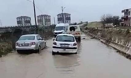 Yağışın ardından yol adeta göle döndü