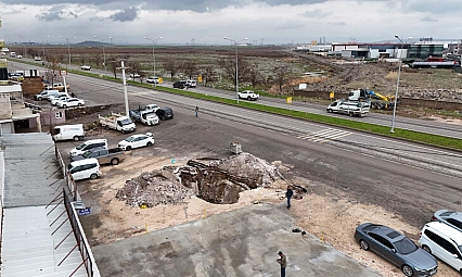 Yağışlarla genişleyen dev çukur sürücüler için tehlike saçıyor