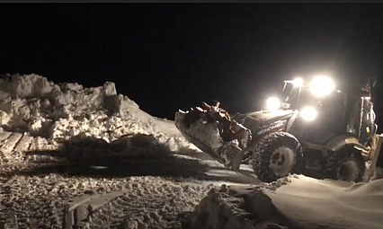 Yakacak yardımı kepçelerle taşındı