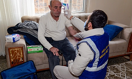 Yaşı ilerlemiş vatandaşlara evde bakım desteği sürüyor