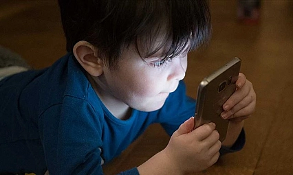 Yatmadan önce telefona bakanlara uzmanından uyarı: 'Beyniniz size oyun oynuyor'