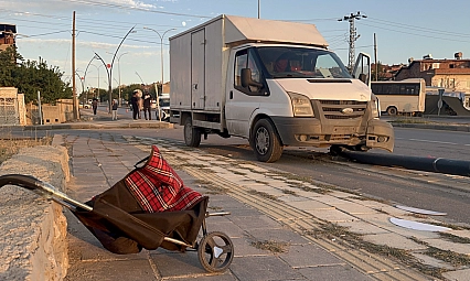 Yayaya çarpan araç direği devirip, kaldırıma uçtu!