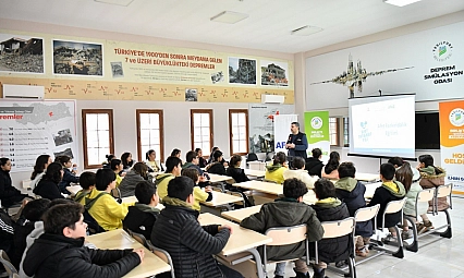 Yeşilyurt'ta deprem eğitimi: Öğrenciler simülasyonla deneyim kazanıyor