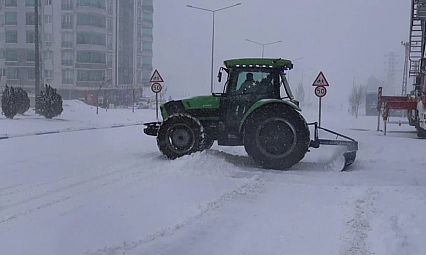 Yoğun kar yağışı hayatı olumsuz etkiledi