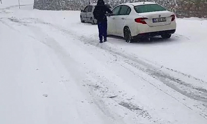 Yoğun kar yağışı, sürücülere zor anlar yaşatıyor