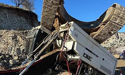 Yol yapım çalışmasında iş makinesi devrildi