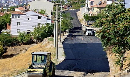 Yol yenileme çalışmaları devam ediyor